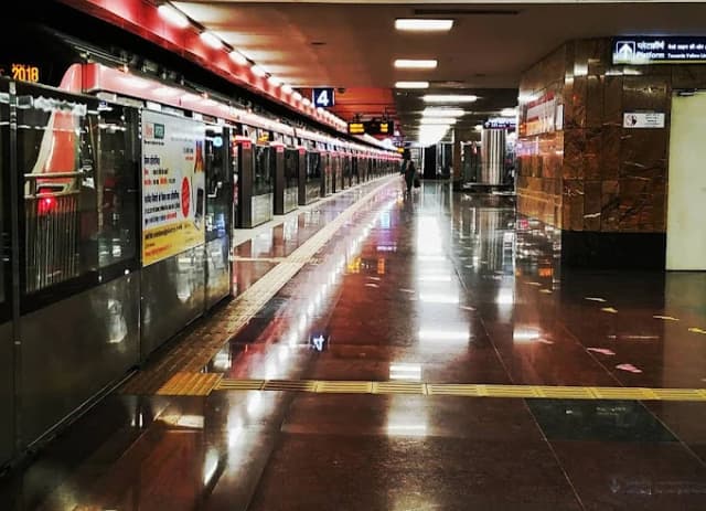Netaji Subhash Place Metro Station thumb 1