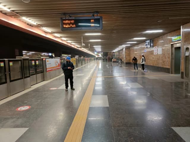 Netaji Subhash Place Metro Station thumb 2