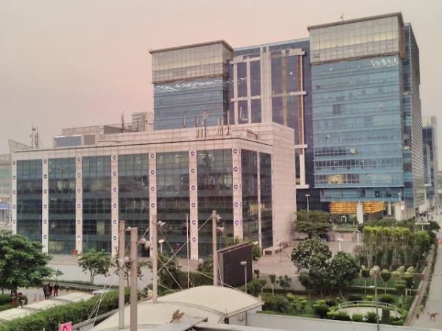 DLF CyberHub (Gurugram, Haryana) thumb 7