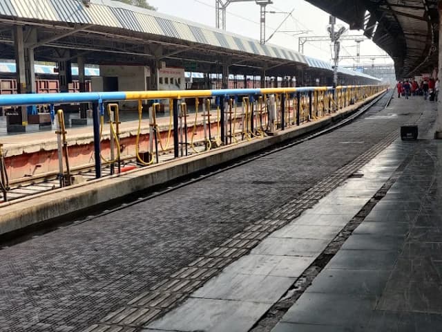 Jhansi Junction thumb 2