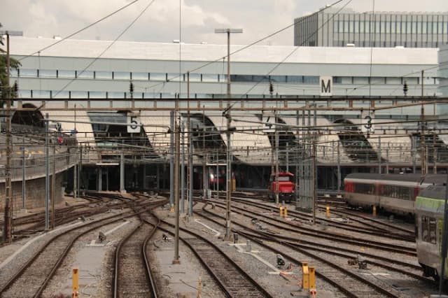 Bern Railway Station thumb 4