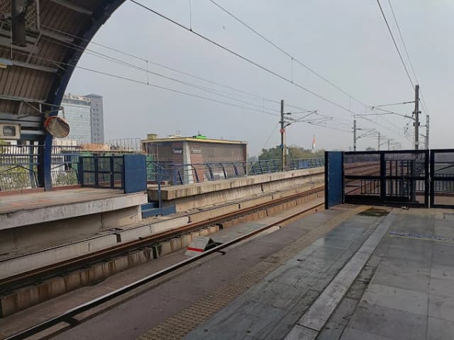 Jhandewalan Delhi Metro Station thumb 6