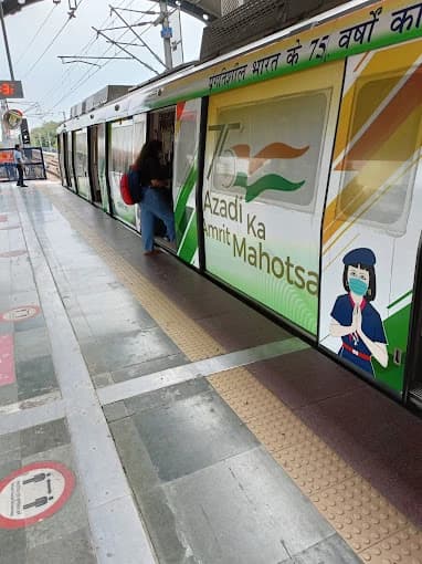 Jhandewalan Delhi Metro Station thumb 2