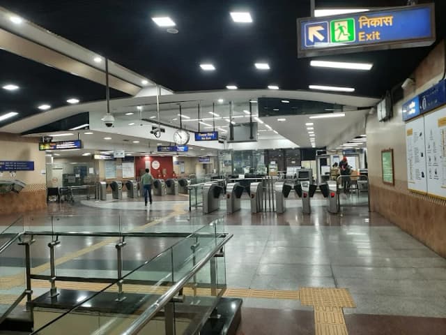 Udyog Bhawan Delhi Metro Station thumb 1