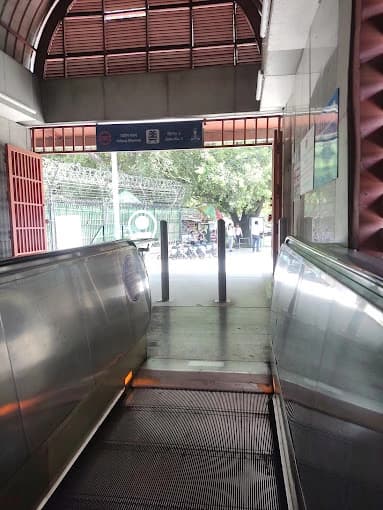 Udyog Bhawan Delhi Metro Station thumb 2