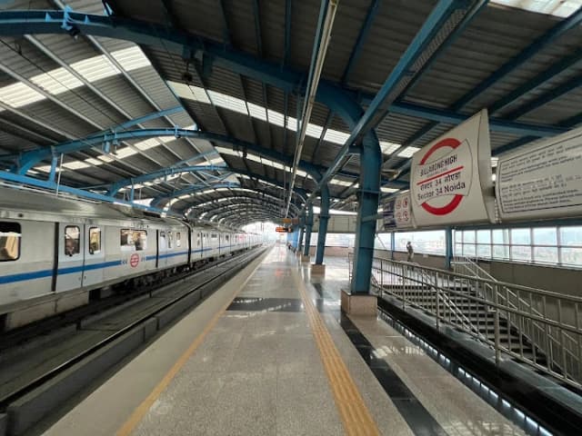 Noida Sector 34 Delhi Metro Station thumb 2