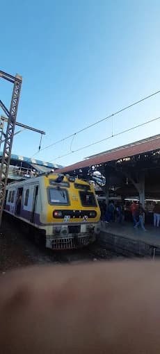Govandi Railway Station 4