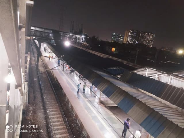 Govandi Railway Station thumb 3