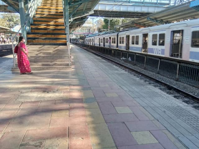 Marine Lines Railway Station thumb 1