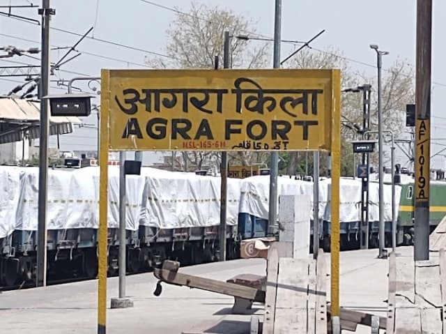 Agra Fort Railway Station thumb 3