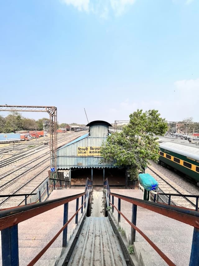 Delhi Kishanganj Railway Station thumb 3