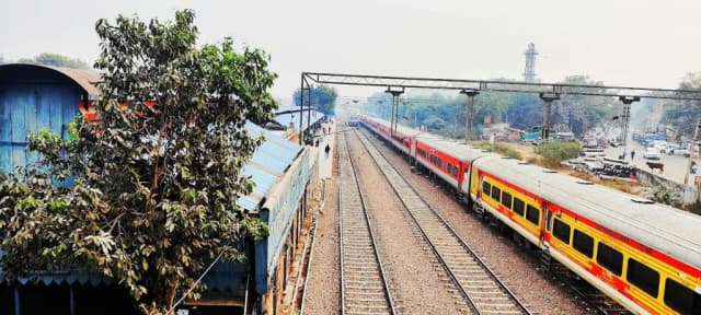 Delhi Kishanganj Railway Station thumb 2