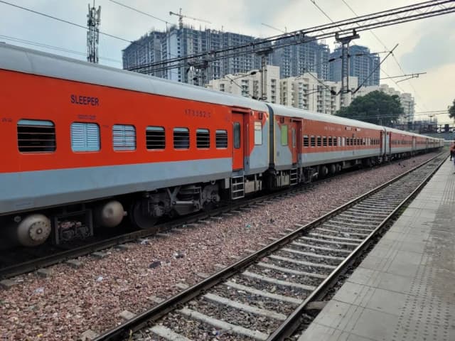 Delhi Kishanganj Railway Station thumb 1