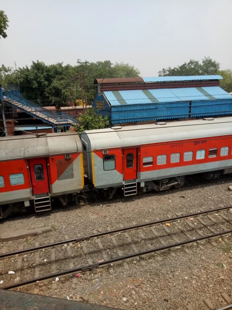 Delhi Kishanganj Railway Station 4