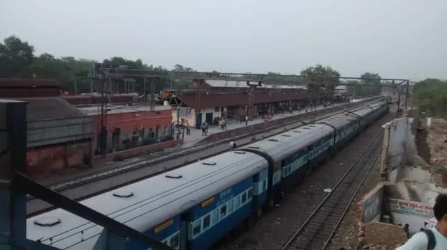 Delhi Kishanganj Railway Station thumb 5