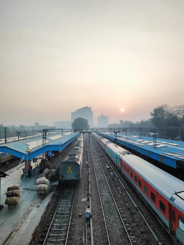 Delhi Sarai Rohilla Railway Station thumb 4