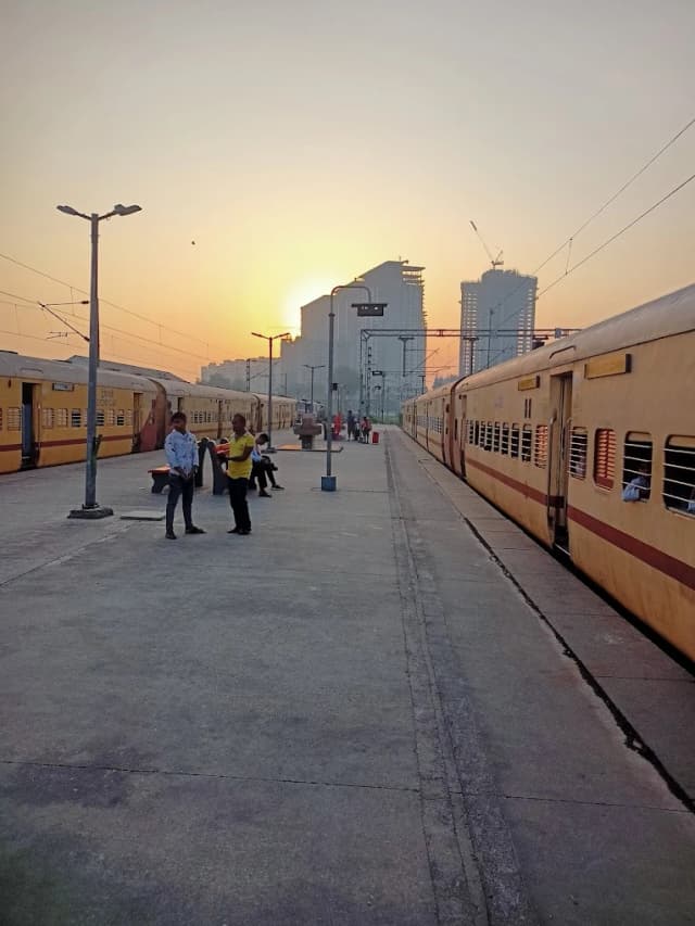 Delhi Sarai Rohilla Railway Station thumb 3