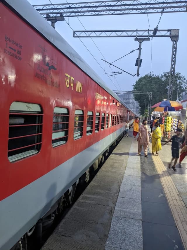 Delhi Sarai Rohilla Railway Station thumb 1