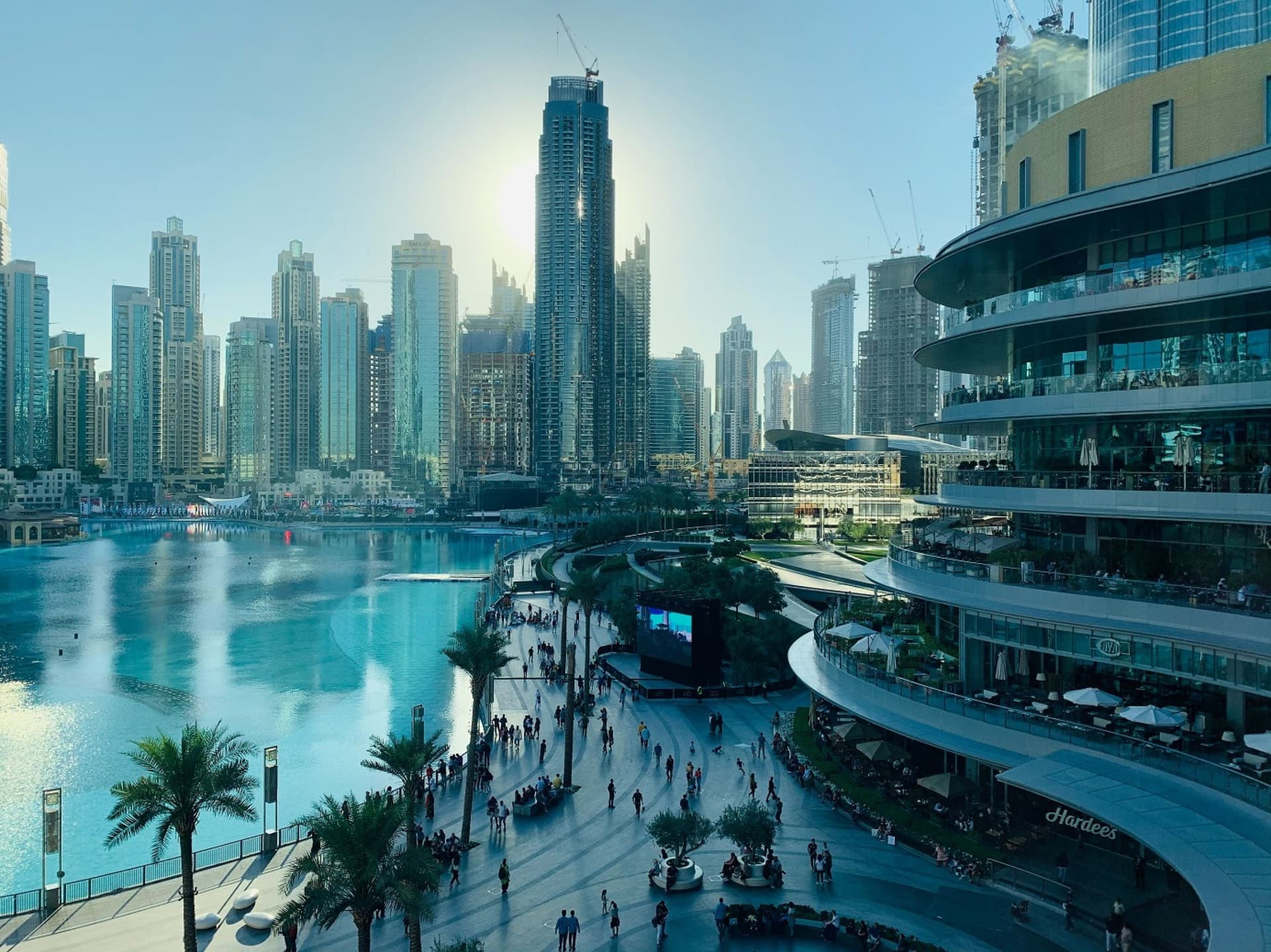 Discover Dubai Mall: Top Spot for Shopping & Entertainment