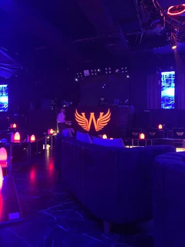 W Club Lounge thumb 10