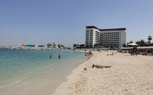 La mer beach thumb 4