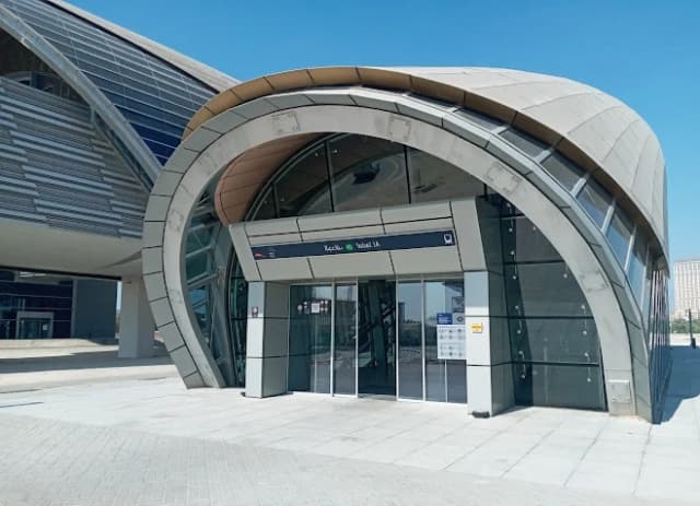Al Jadaf Metro Station thumb 4