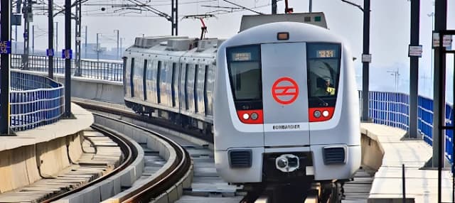 Anand Vihar Metro Station thumb 4