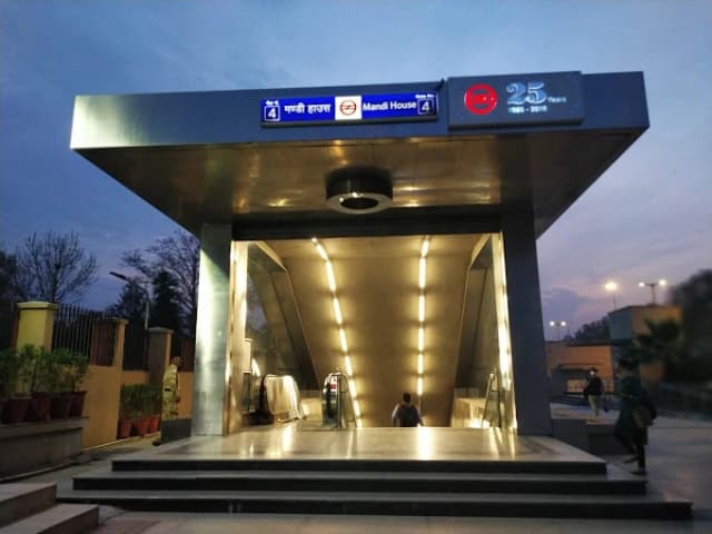 Mandi House Metro Station thumb 4