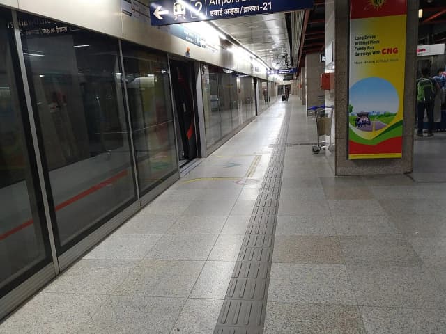 New Delhi Metro Station thumb 4