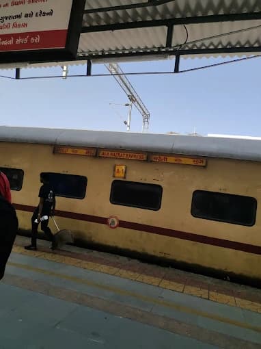 Gandhidham Junction thumb 7