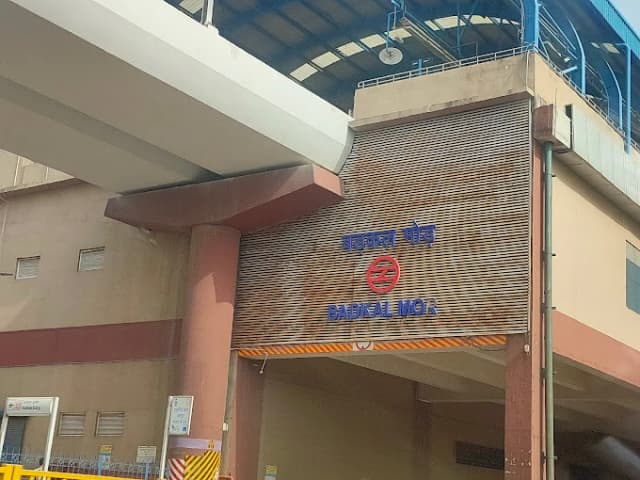 Badkhal Mor Metro Station thumb 1