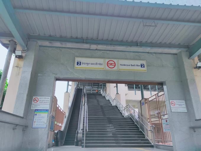 Haiderpur Badli Mor Metro Station 3