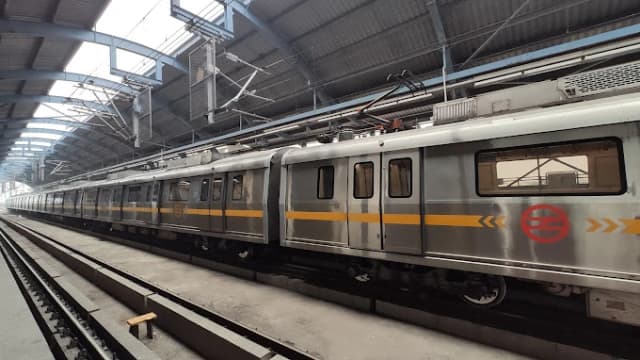 Haiderpur Badli Mor Metro Station thumb 2