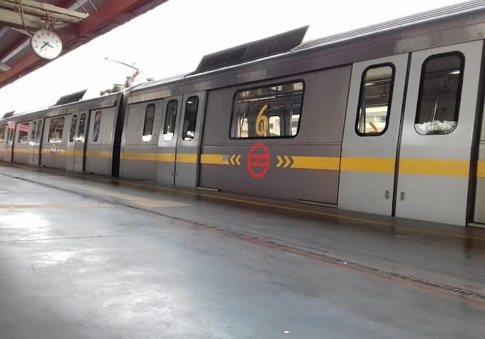 Haiderpur Badli Mor Metro Station 4