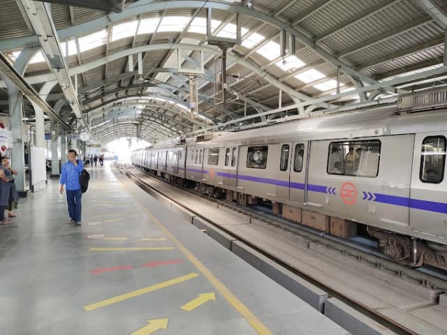 Kailash Colony Delhi Metro Station thumb 3