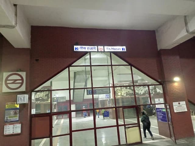 Tis Hazari Delhi Metro Station thumb 3