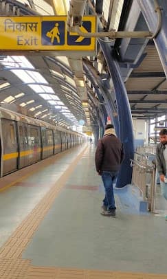 Model Town Delhi Metro Station thumb 2