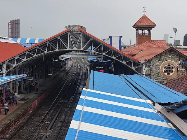 Bandra Railway Station thumb 4