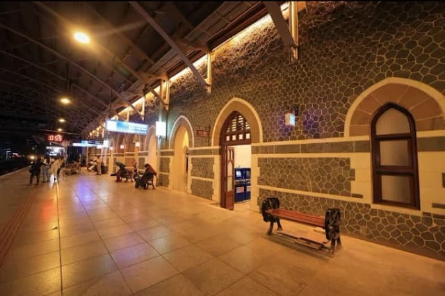 Bandra Railway Station thumb 6