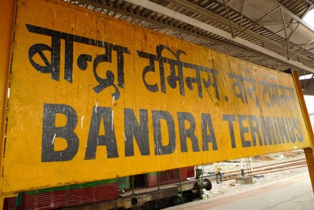 Bandra Railway Station thumb 1