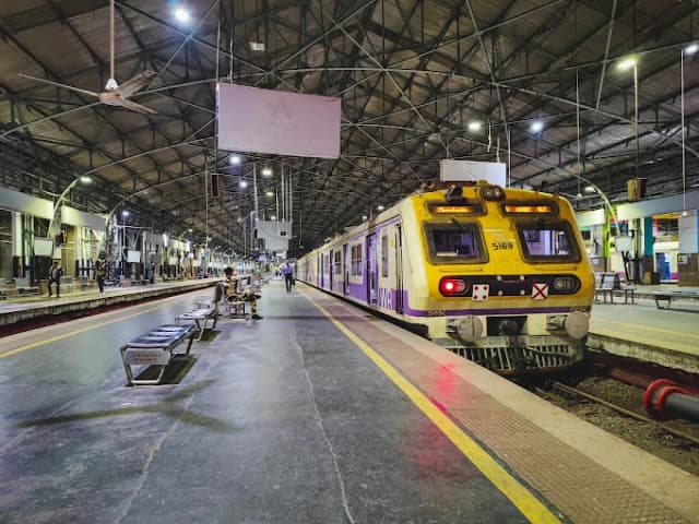 Churchgate Railway Station thumb 6