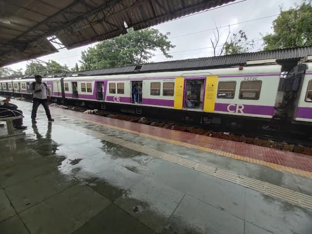 Kalwa Railway Station thumb 3