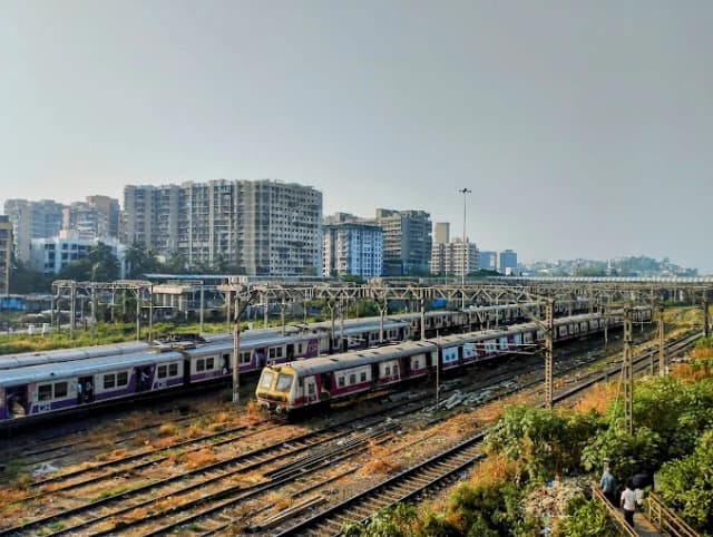 Kurla Railway Station thumb 2