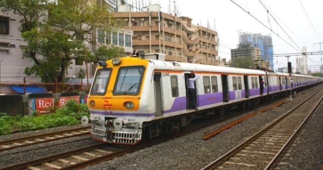 Malad Railway Station thumb 1