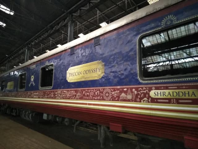 Matunga Road Railway Station thumb 3