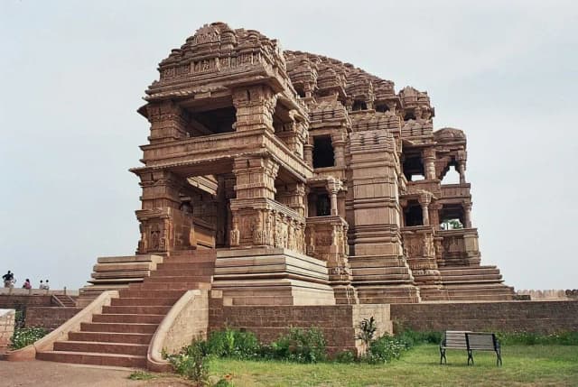 Sasbahu Temple, Gwalior thumb 3