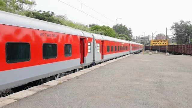 Agra City Railway Station thumb 4